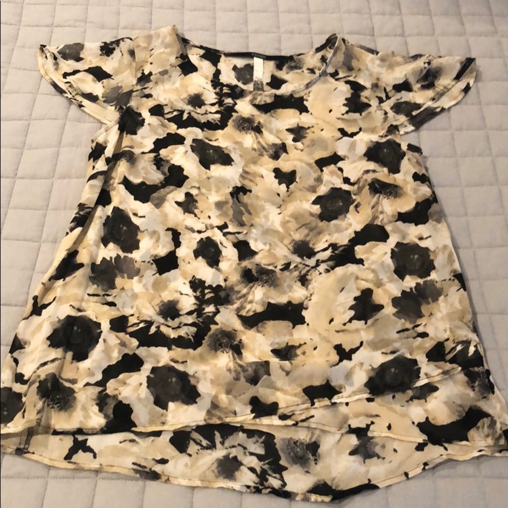 Kensie    Flowy top size S